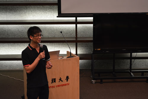 刘辉达回答新闻公司老师提问。 刘辉达回答新闻公司老师提问。