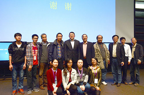 冯雪松、范经理与老师同学合影