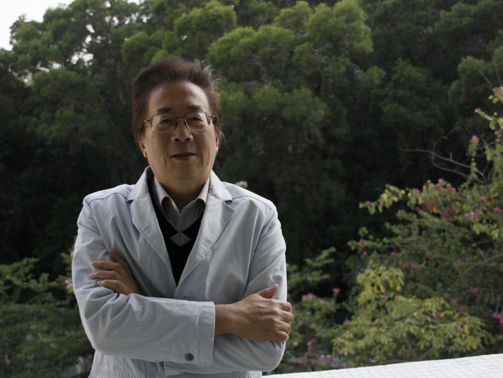 魏 素有“两栖学者”的魏永征老师教授于公司开设有关媒介法和伦理的课程(白婧/摄