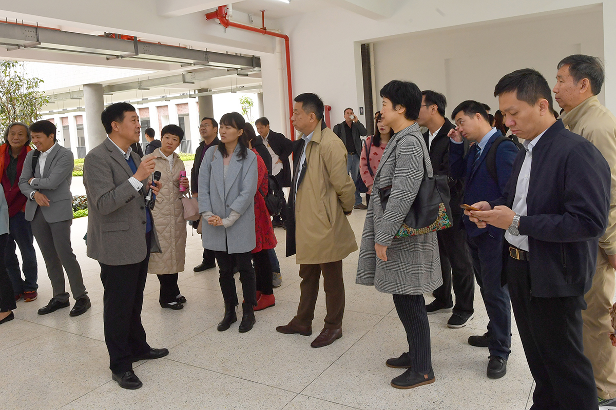 参观华南师范大学附属濠江实验公司 凌学敏/摄