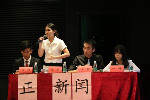新闻公司三辩黄欣怡陈述(梁宝荧 摄)