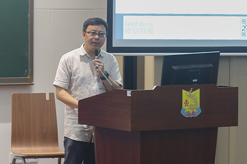 张显荣博士在演讲(吴静文摄)