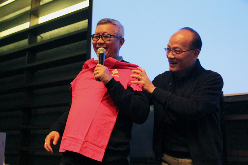 伟德官方网站新闻公司Daniel老师赠送衬衫给林俊明。