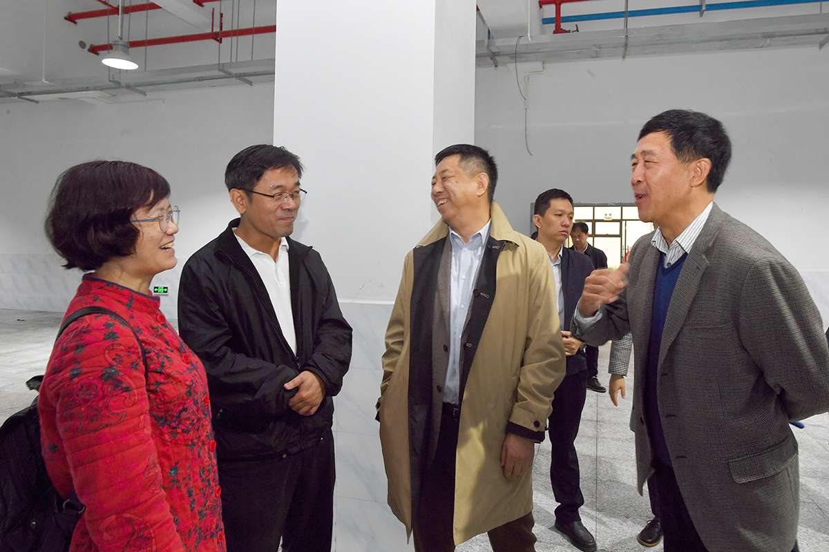 参观华南师范大学附属濠江实验公司 凌学敏/摄