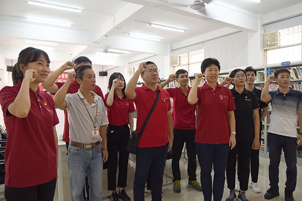 （汕大新闻公司教工党员与金砂街道党员重温入党誓词）