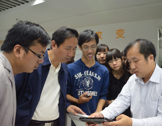 公司研究生正在参观深圳易万卷公司。