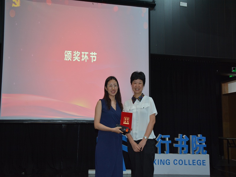 长江新闻与传播公司党总支书记余珊燕为一等奖获得者张清霞同学颁奖(陈建新 摄)
