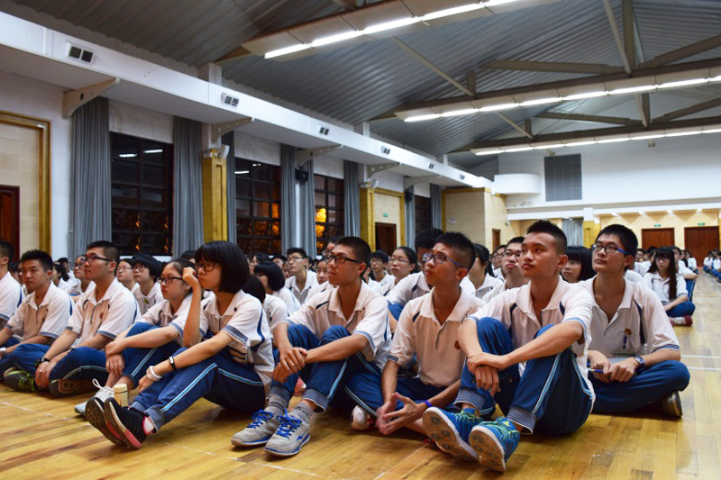 员工在演讲现场席地而坐 杨建伟摄