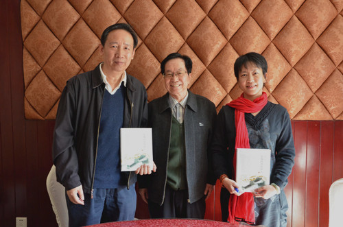 内蒙古沙草产业协会常务副秘书长郝诚之赠书范经理与谢琳老师,图为赠书合影。