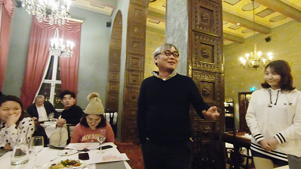 汕大新闻公司胡禄丰老师向其他高校员工做自我介绍/李颖锋摄