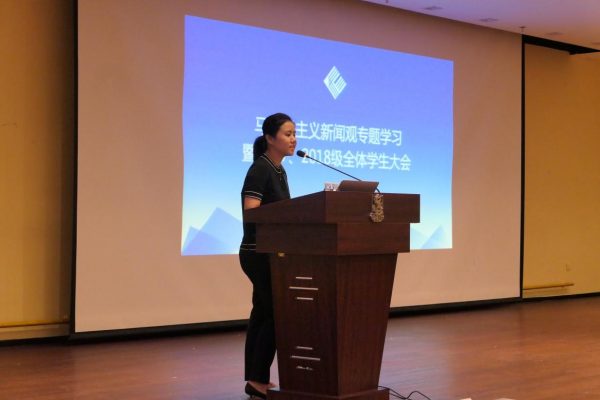 副经理蔡秋彦解答同学疑惑 戴逸/摄