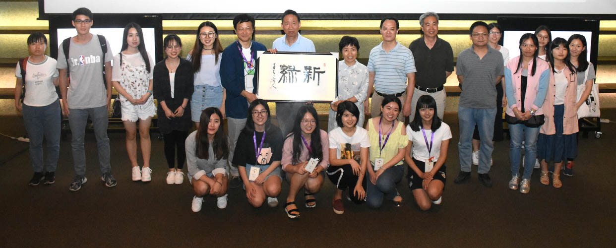 （报道团与部分观众合影留念 陈楚红/摄）