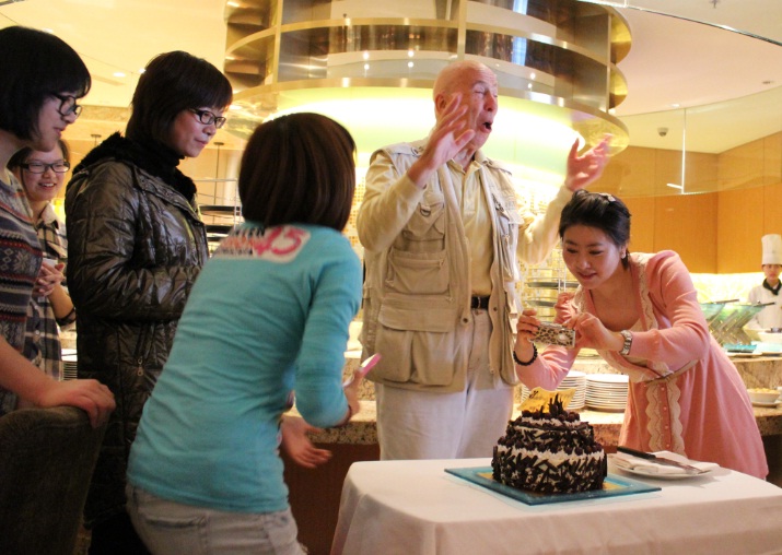 员工为Peter_Herford教授庆祝生日(陈方欢摄)