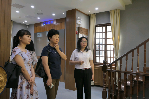 余珊燕书记（中）和学习团成员认真聆听讲解员（右）的解说