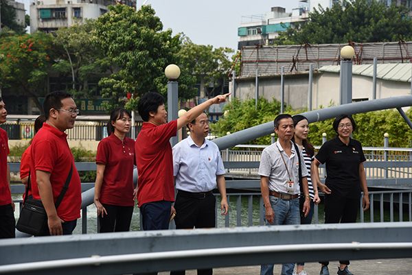 （新闻公司师生与街道主要负责人走访金砂街道西门社区）