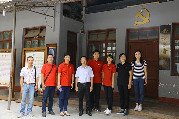 （汕大新闻公司教工党员与金砂街道党工委代表在爱国主义教育基地前合影）