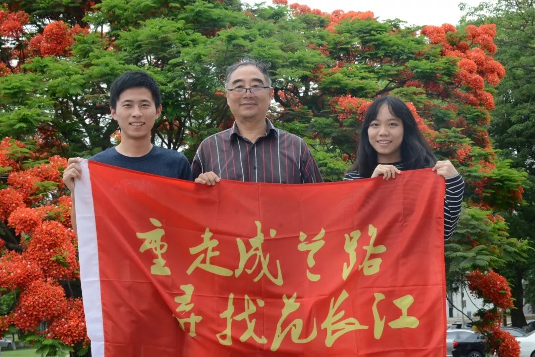 伟德官方网站“重走成兰路,寻找范长江”项目考察组。 中为考察组教师张威教授,左为2016级员工吴家康, 右为2016级员工吴苹苹