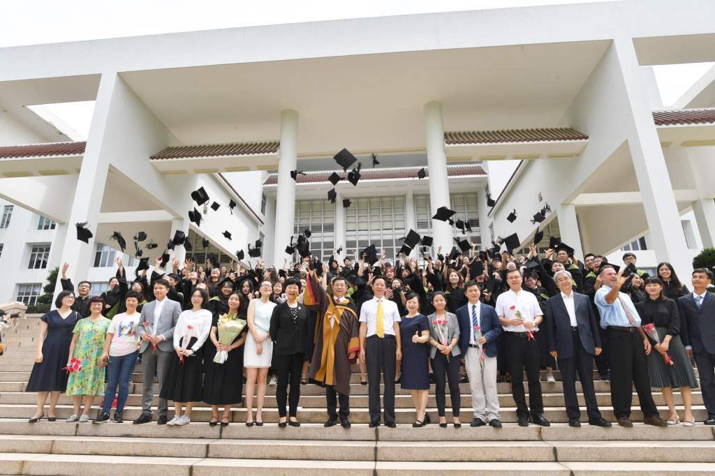 新闻公司师生合影（凌学敏 摄）