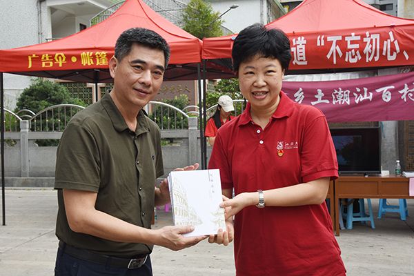 （汕大新闻公司党总支书记余珊燕赠送公司员工作品《鮀城街角》）