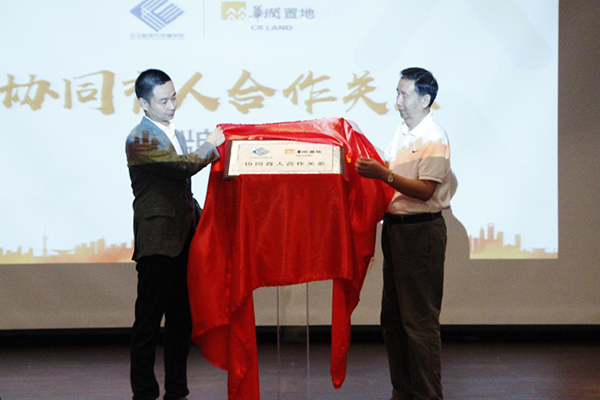 新闻公司经理范东升、华润置地汕头公司总经理许凡揭牌