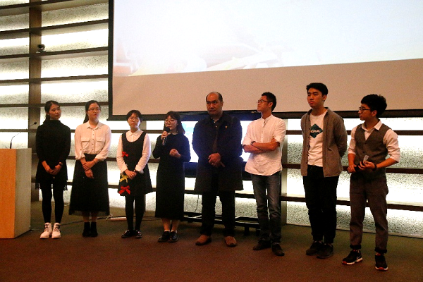 报道团在答问（从左至右为：陈洁玲、陈晓琪、黄海绵、林依梵、凌学敏、李颖、梁伟亮、林俊鹏）