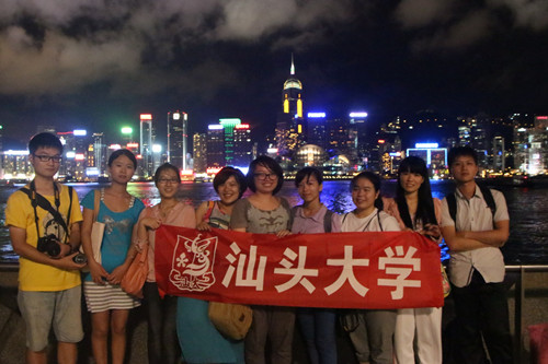 采访2013香港书展的9名员工在维多利亚港合影。_副本