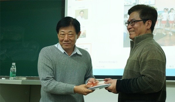 王宗安老师赠送朱建陵老师公司礼物/劳馨莹摄