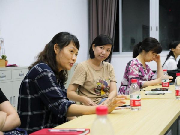 报社老师为员工解答疑惑 刘诗华/摄