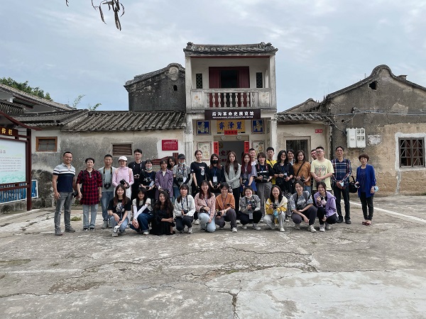 陈书记、林主任、许师姐与新闻公司师生合影留念 (摄/林伊鸣)