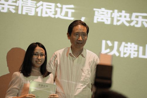 范东升经理在为获奖者颁奖（梁紫欣摄）