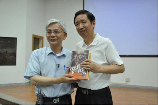 bv伟德经理范东升(右)赠书予《旺报》社长黄清龙。(黄泽波摄)