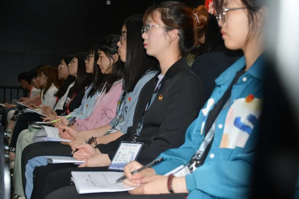 员工认真听学讲座内容