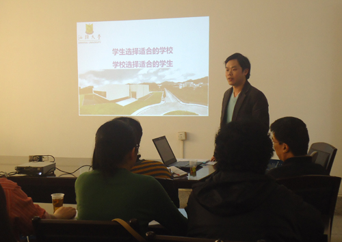 伟德官方网站招生办主任曾锐向华侨中学老师介绍汕大。(罗嵛月/摄)