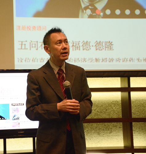 郑天任聆听员工提问。（林东云 摄）