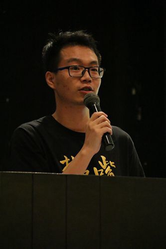 03届员工徐锐锋宣布广告类一等奖获奖名单（梁紫欣 摄）