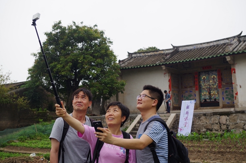 左起，张明老师、白净副经理、朱延生同学操作小蚁相机。（高凌摄）
