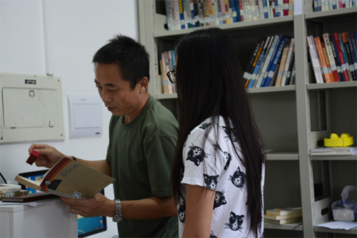 新闻公司的同学在借书 (李玉清 摄)